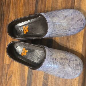 Dansko Textured Gray Women's Mules